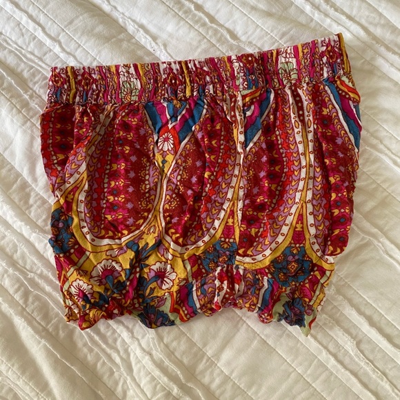 Billabong Pants - Size Small Billabong Patterned cloth shorts!